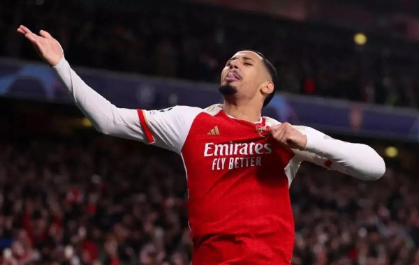 Gates sắt của Arsenal chống 